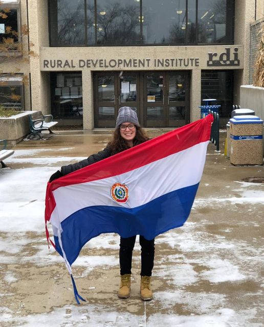 Joven paraguaya egresada de la UNA sobresale en el extranjero