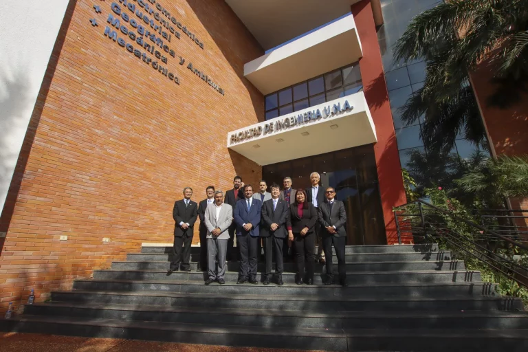 Embajador de Japón visitó la UNA y recorrió laboratorios de ingeniería