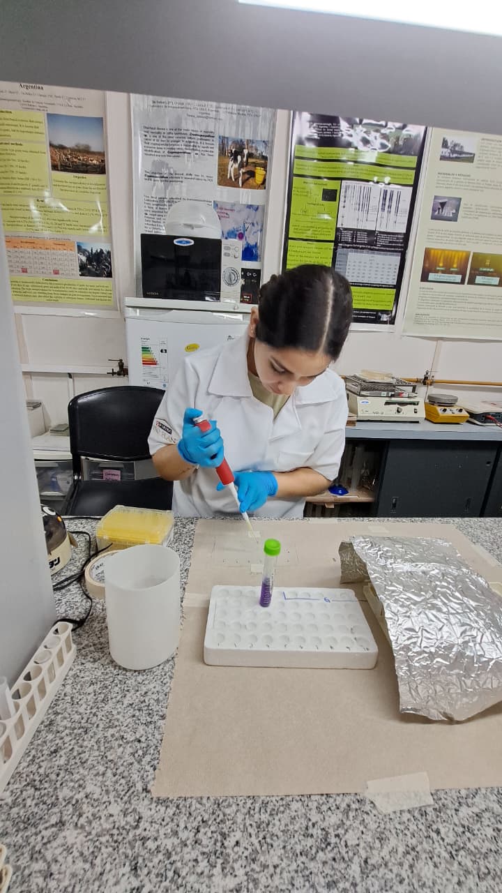 Docente de la FCV-UNA realiza pasantía de diagnóstico molecular en la FCV-UNLP
