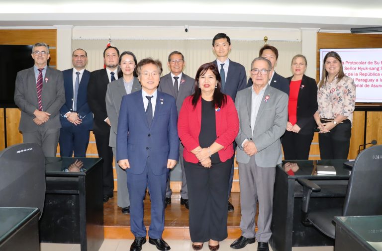 Nuevo embajador de Corea visitó la UNA para fortalecer cooperación