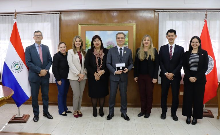 La UNA recibió visita protocolar de nuevo embajador de Taiwán en Paraguay